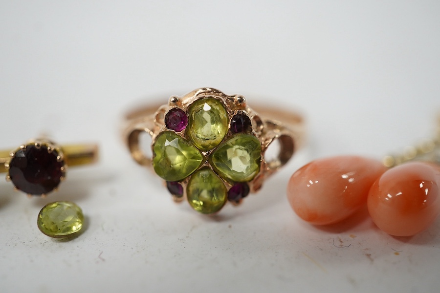 A 9ct gold, peridot and ruby cluster set ring (peridot loose), size P, together with an early 20th century 9ct gold and garnet set bar brooch and a pair of yellow metal and coral set drop earrings, gross weight 5,9 grams